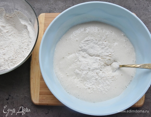 После того как дрожжи в опаре активировались и она увеличилась в объеме, добавляю яйцо, растительное масло, соль и просеянную муку.