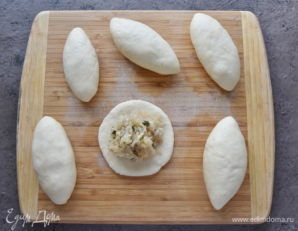 Каждую заготовку раскатываю в лепешку. В центр выкладываю начинку, защипываю края, формирую пирожок.