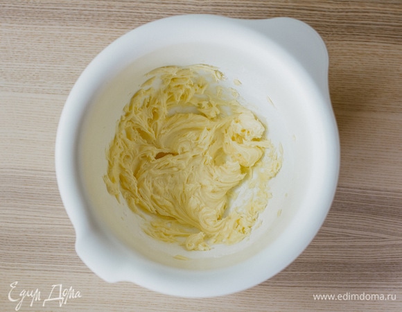 Мягкое сливочное масло взбить с сахарной пудрой и желтком.