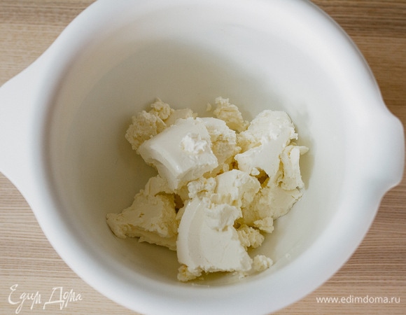 Пока тесто охлаждается, можно приготовить начинку. Творожный сыр взбить с сахаром.