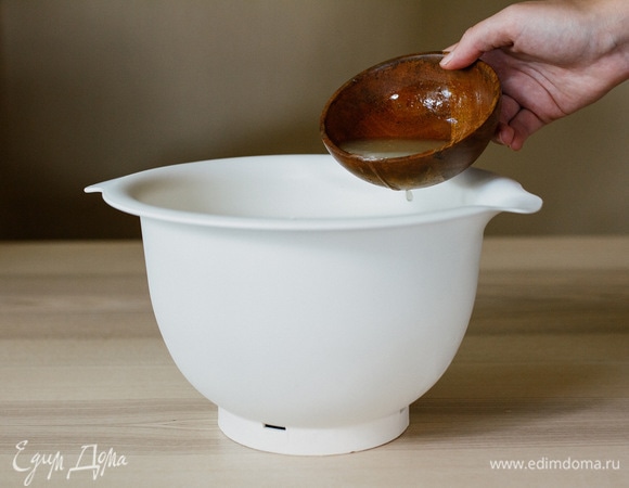 Влить сок лимона и лайма.