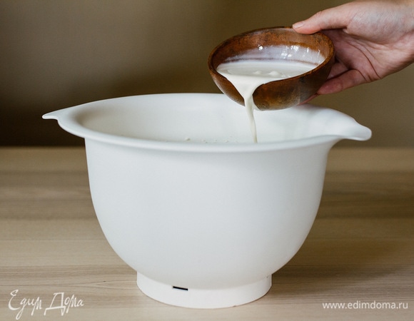 Влить сливки, еще раз хорошо взбить.