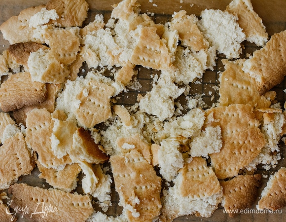 Поломать песочный корж на кусочки.