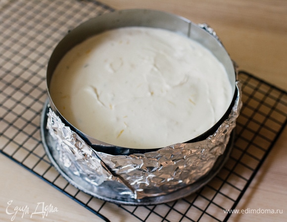 Выложить сырную начинку на песочную основу.