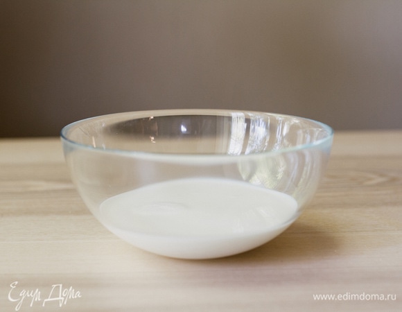 Влить в чашу молоко комнатной температуры.