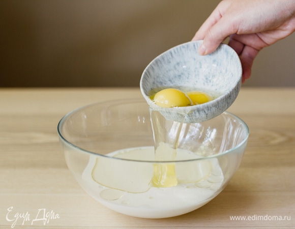 Вбить 2 яйца.