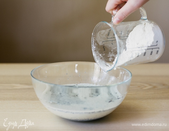 Всыпать муку (ее может потребоваться чуть меньше).