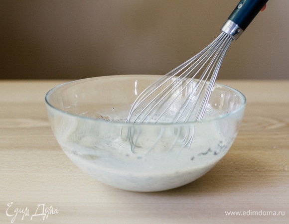 Перемешать венчиком до однородной консистенции.
