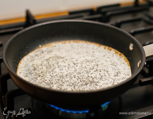 Печь блины на среднем огне.