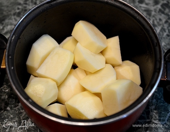 Картофель почистите, нарежьте.