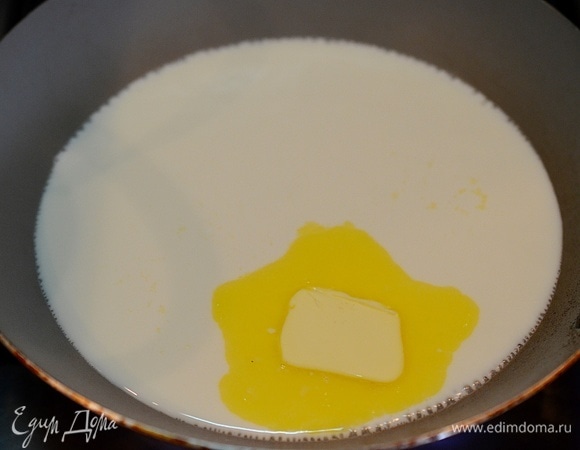 В сковороде разогрейте молоко, добавьте масло и дождитесь, когда оно растопится.