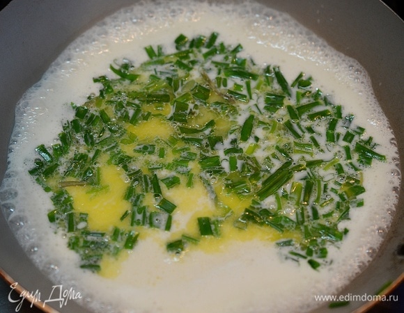 Лук помойте, обсушите, нарежьте и добавьте в молоко. Потомите несколько минут.