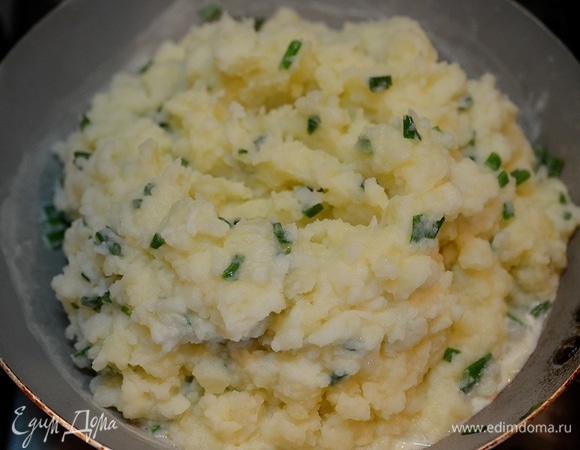 Добавьте в сковороду размятый картофель, перемешайте и дайте настояться минут 5.