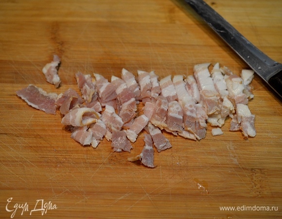 Бекон нарежьте кубиком. Можно взять и сырокопченый, и варенокопченый, и свежий бекон.