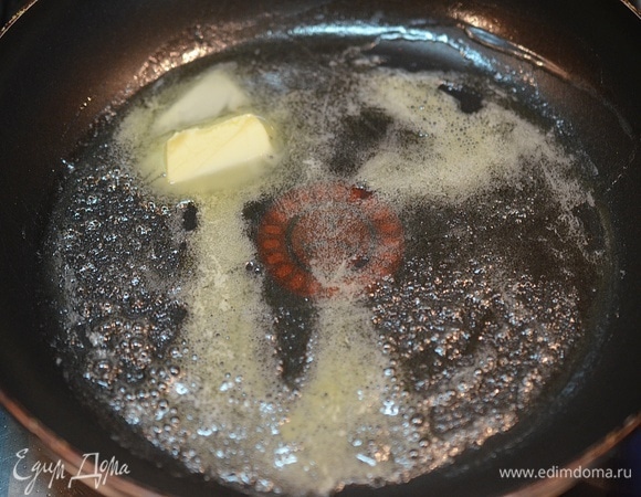 В сковороде растопите сливочное масло.
