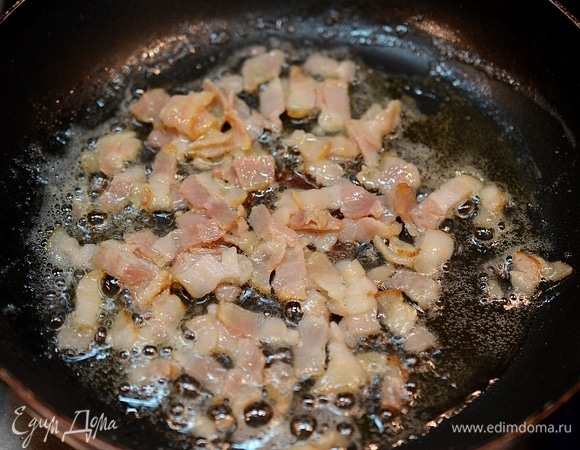 Обжарьте бекон до желаемой степени прожарки.