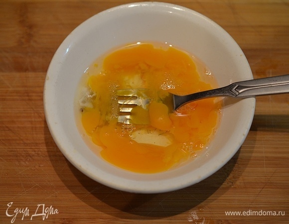 Яйца вбейти в мисочку и слегка размешайте вилкой. Посолите, но имейте в виду, что бекон тоже соленый. Можно добавить молоко.