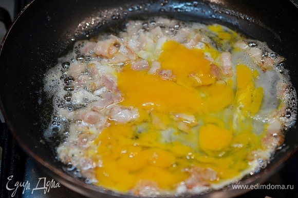 Влейте яичную смесь в сковороду. Подождите, когда яйца схватятся.