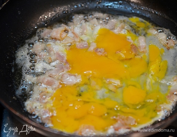 Влейте яичную смесь в сковороду. Подождите, когда яйца схватятся.