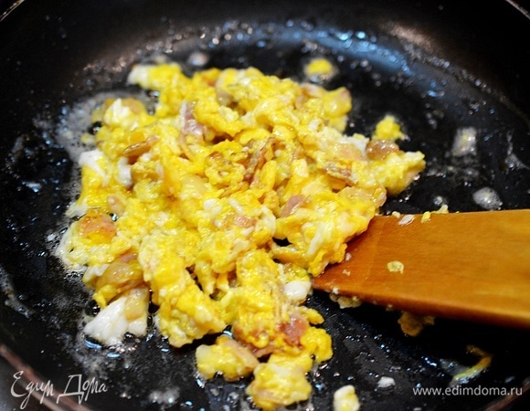 Начните размешивать лопаткой и доведите скрэмбл до желаемой консистенции.