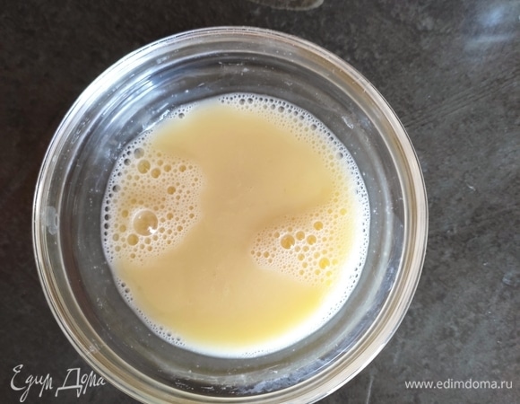 Яйцо разбиваем в чашку, перемешиваем вилкой и берем половину. Оставшаяся часть понадобится для смазывания булочек.