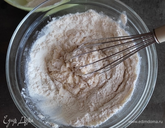 В дрожжевую смесь добавляем сахар, ванилин, соль, половинку яйца. Хорошо перемешиваем венчиком. Постепенно добавляем просеянную муку и подмешиваем в тесто. В последнюю очередь добавляем растительное масло и замешиваем тесто.