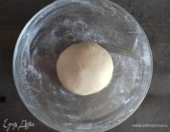 Далее тесто хорошо вымешиваем около 10 минут, оно должно получиться гладким и эластичным. Округляем. Перекладываем в чашу и накрываем пищевой пленкой. Ставим в теплое место подходить на 1,5 часа.