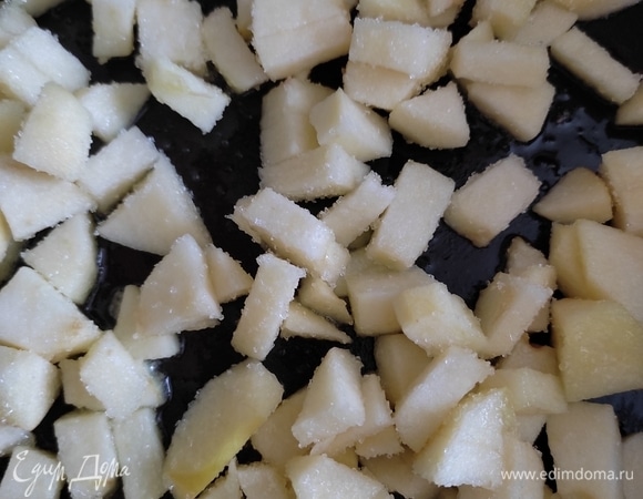 Готовим яблочную начинку. Плоды нарезаем кубиком, смешиваем с сахаром. На сковороде растапливаем сливочное масло, выкладываем яблоки и тушим до мягкости, около 7–10 минут. По желанию можно добавить корицу.