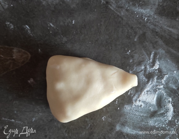 Хорошо прихлопываем и складываем пополам, острый носик скрепляем и подгибаем вниз.