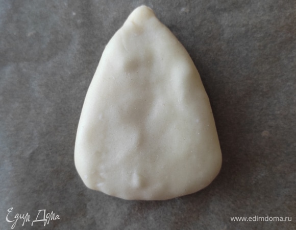 У нас должен получиться вот такой треугольничек. Перекладываем на противень, застеленный пергаментом.