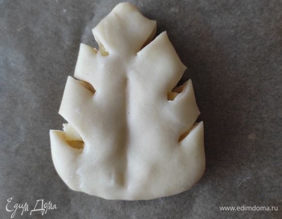 В серединке листика шпажкой делаем отметину.