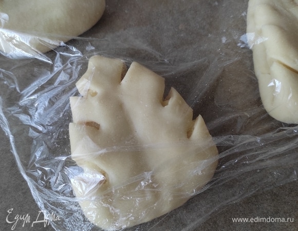 Накрываем листики пленкой и ставим на расстойку на 40 минут. После чего смазываем взбитым яйцом (у нас оставалась половина) и ставим в разогретую до 180°C духовку на 15 минут. Пекутся булочки быстро. Но смотрите по своей духовке, они у всех разные!