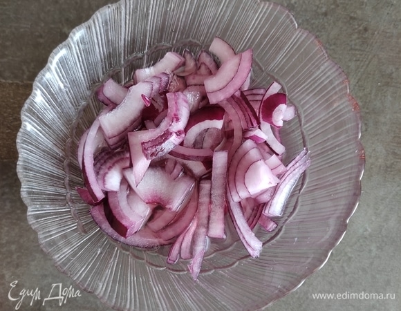 Складываем в миску и заливаем маринадом (смешать воду, соль, сахар, уксус). Оставляем на 10 минут. Хорошо отжимаем.