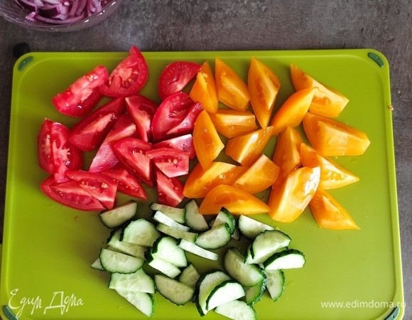 Красные и желтые помидоры, огурцы нарезаем крупными дольками.