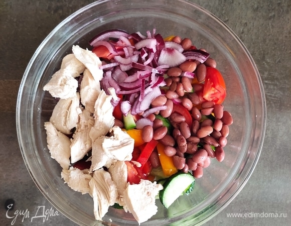 В чаше смешиваем нарезанные овощи, лук, кусочки предварительно отваренной куриной грудки, консервированную фасоль. Фасоль я всегда освобождаю от жидкости из банки и промываю. Заправляем по вкусу майонезом, перемешиваем и выкладываем на тарелку. Разноцветный салат готов. Приятного аппетита!