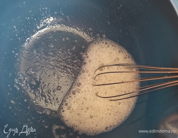 Для теста отделить белок от желтка, белок — в тесто, а желток — для смазывания вертуты перед выпечкой. К белку добавить воду, соль и растительное масло, хорошо перемешать венчиком.