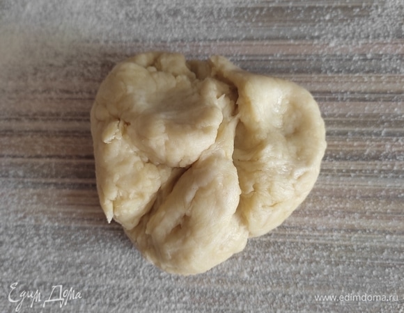 Добавляя понемногу просеянную муку, замесить тесто. Вот такое оно сразу после замеса.