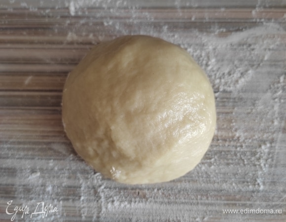 Вымешивать тесто около 10 минут, оно должно быть гладким, однородным, очень пластичным, не должно липнуть к рукам. Тесто завернуть в пищевую пленку и дать ему отдохнуть 20 минут.