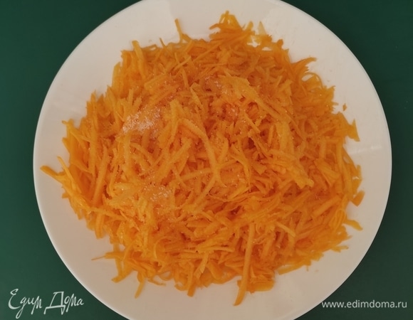 В это время готовим начинку. Тыкву промыть, срезать кожуру и натереть на крупной терке, добавить сахар по вкусу. Дать постоять минут 10 и хорошо отжать сок.