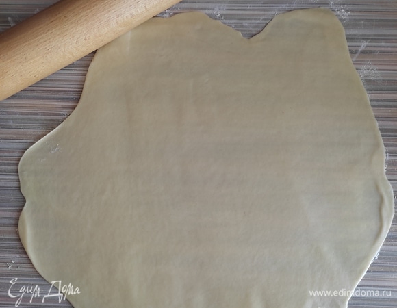 Берем наше тесто и делим на 2 части (из указанных ингредиентов получается 2 небольшие вертуты). Сначала раскатываем в пласт, потом аккуратно поднимаем, помещаем в середину под пласт теста свои кулачки и начинаем их разводить в разные стороны, растягивая тесто. Делать это нужно очень аккуратно, чтобы не порвать пласт.
