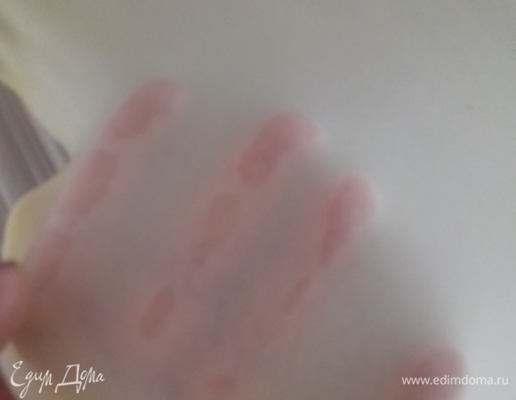 Как только немного растянули серединку, возвращаем пласт на стол и продолжаем растягивать тесто на столе. По кругу берем за края и немного растягиваем.