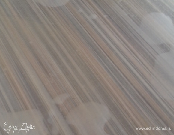 Тесто должно быть как папирусная бумага, сквозь него хорошо виден рисунок столешницы. Тогда вертута будет нежной внутри и с хрустящей корочкой.