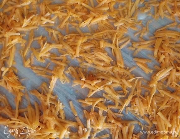 Смазываем немного растительным маслом наш пласт теста, выкладываем хорошо отжатую тыкву.