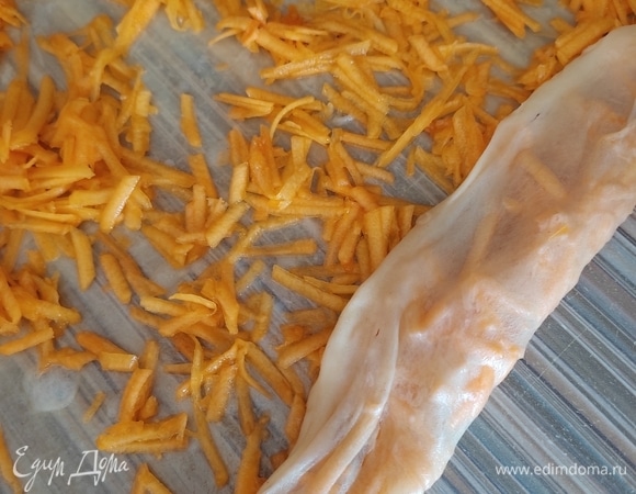 Справа и слева по бокам пласта заворачиваем края, чтобы предотвратить вытекание начинки. Сворачиваем весь пласт в рулет.