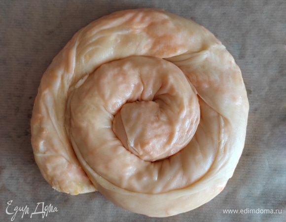 И сворачиваем полученный рулет улиткой. Смазываем желтком и выпекаем в разогретой до 180°C духовке 34–40 минут. Ориентируйтесь на свою духовку!