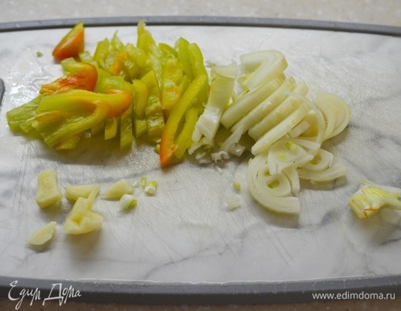 Перец и лук нарежьте кольцами, чили и чеснок измельчите.