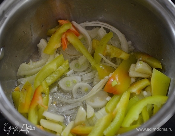 Обжарьте все с добавлением масла до мягкости.