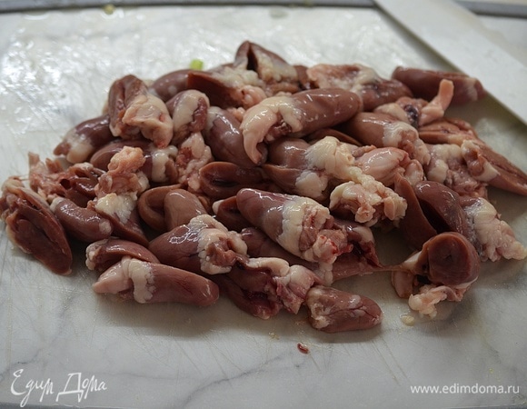 Сердечки промойте, разрежьте на 2–3 части.