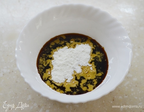 Для заправки смешайте соевый соус, сахар, уксус, крахмал, имбирь. Добавьте к сердечкам, перемешайте.