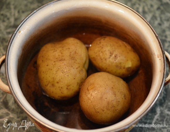 Картофель отварите в мундире, готовьте 20 минут после закипания.